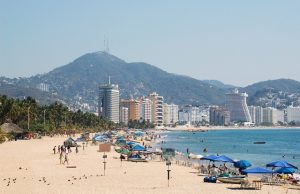 Construcción y diseño atemporal en La Isla Acapulco_elías cababie daniel